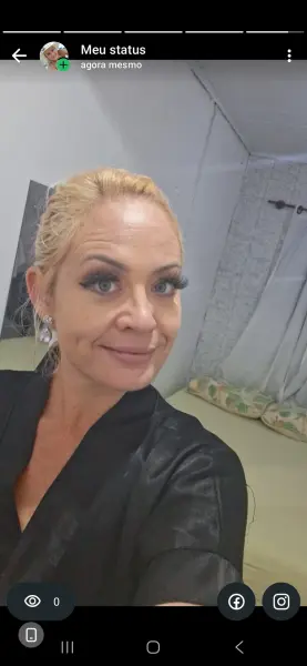 Loira com local no centro 