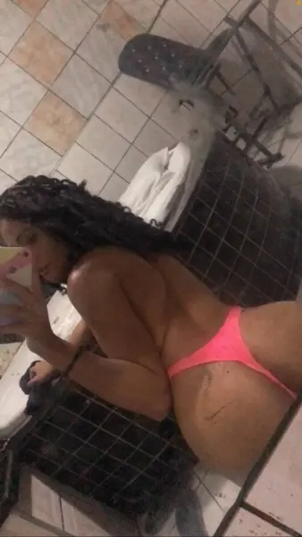 Moreninha cacheada que sentar gostoso e tem o melhor oral 