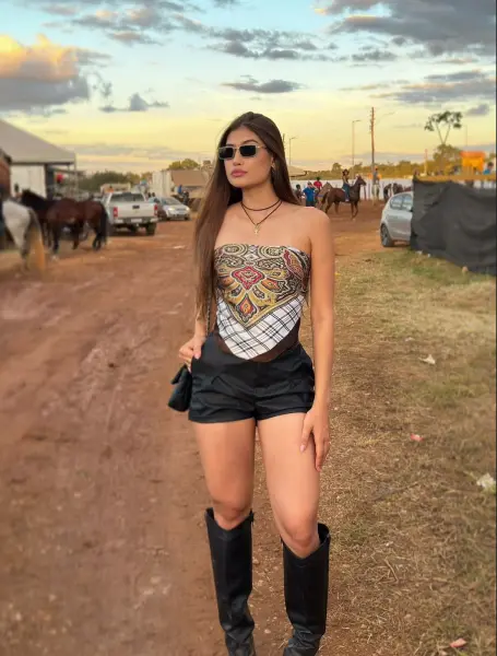 Poucos dias na cidade, tenho amiga para atendimento duplo vem me conhecer