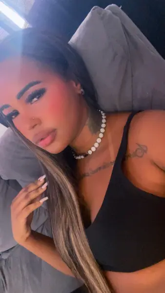 Morena de luxo iluminada 