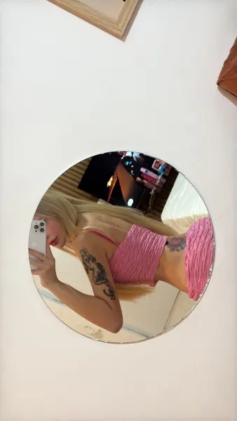 Loira magrinha e gostosa 