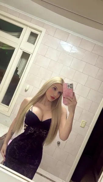 Loira magrinha e gostosa 