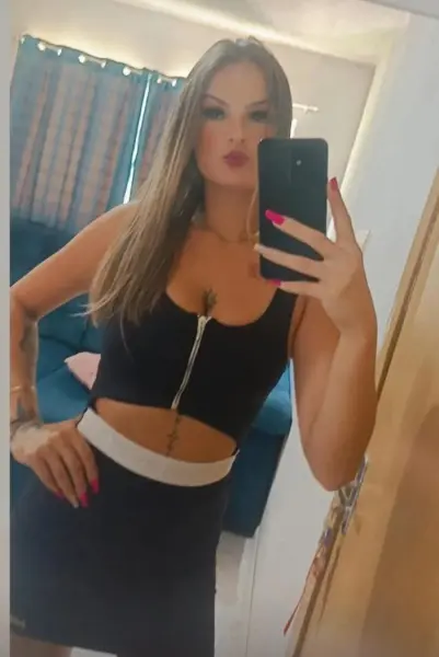 Uma loirinha muito carinhosa e safada, sua perdição ideal