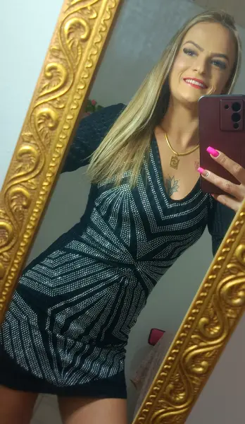Uma loirinha muito carinhosa e safada, sua perdição ideal