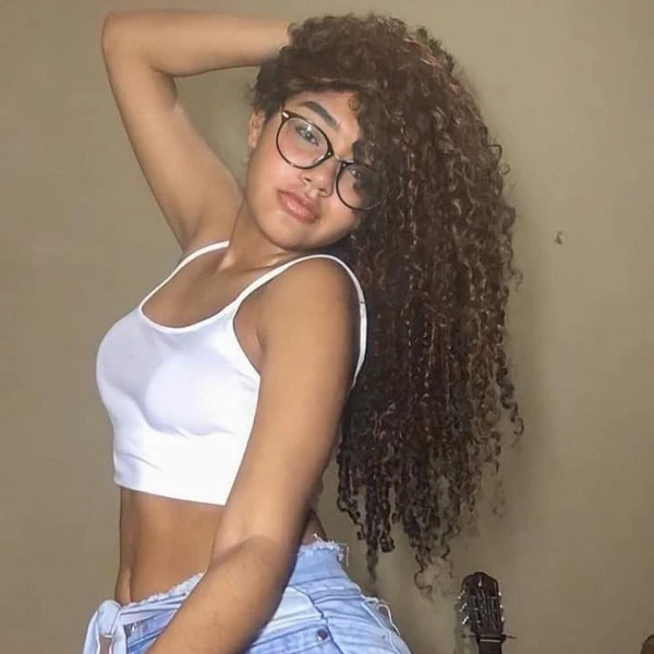 Meu nome é Flávia, tenho 18 aninhos. Venha se divertir comigo meu bem.