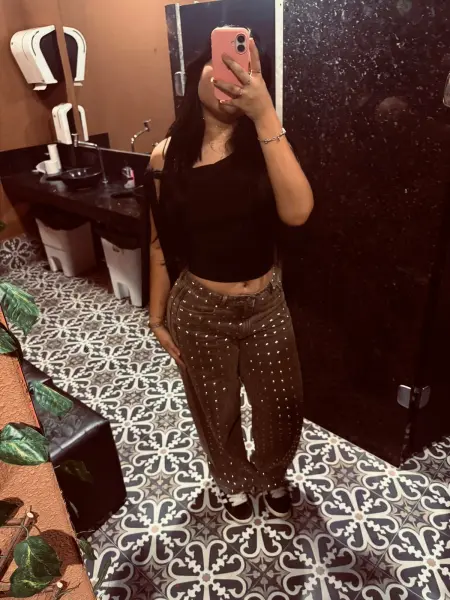 Meu nome é Flávia, tenho 18 aninhos. Venha se divertir comigo meu bem.
