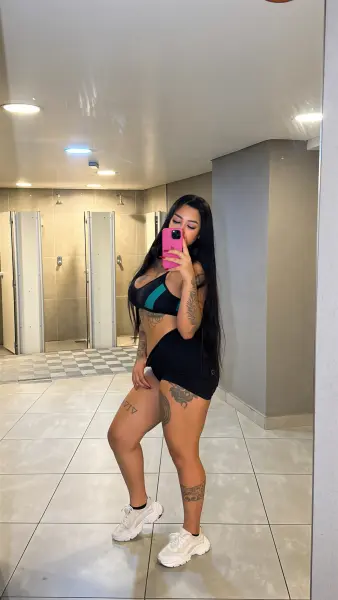 Morena tatuada toda gostosa 