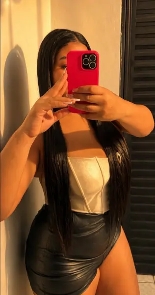 Morena bronzeada acompanhante