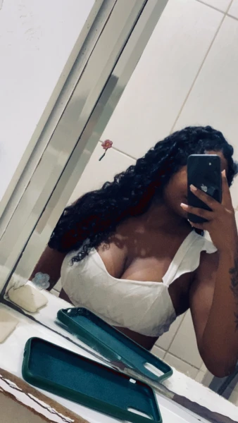 Sou uma garota jovem, educada e discreta. Busco oferecer um atendimento respeitoso e combinado previamente. Aceito somente pagamento via Pix. Entre em contato para mais informações.