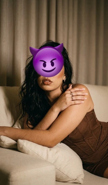 Morena tatuada, safada e apaixonante atendo com meu esposo também, para quem tem fetiche em casal.