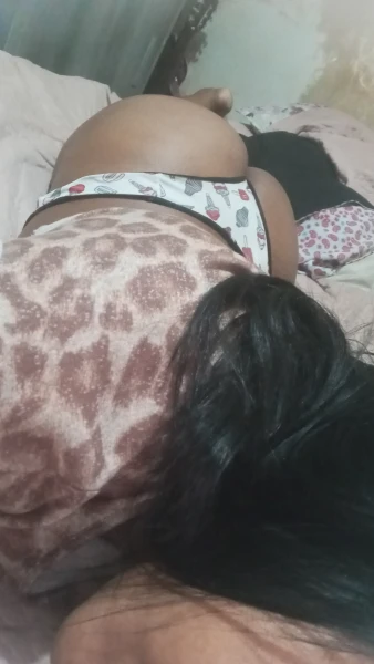 Venha se delíciar com uma morena bem quente 
