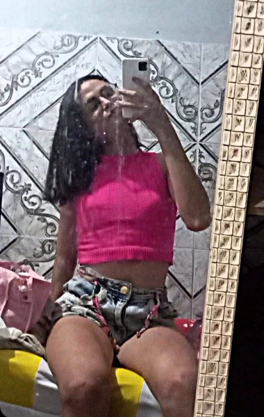 Novinha que adora se exibir em fotos e vídeos...