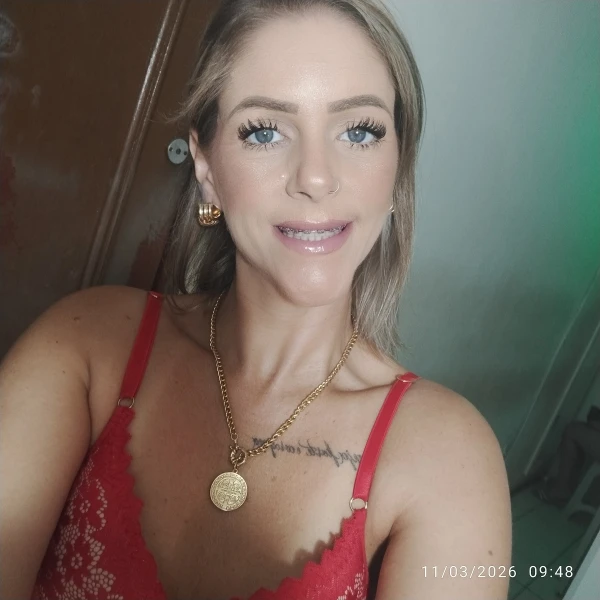 Loira de olhos azuis liberal