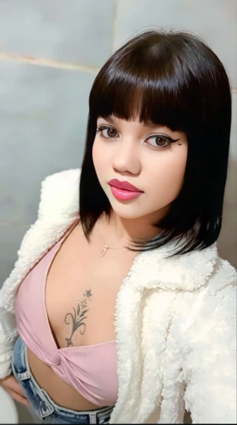Uma novinha dos cabelos pretos olhos mel corpos de angel peitos grandes e duros bocas carnudas 