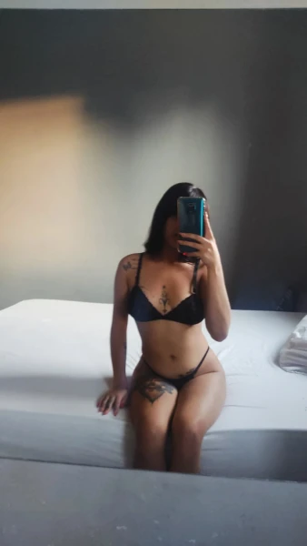 Uma novinha dos cabelos pretos olhos mel corpos de angel peitos grandes e duros bocas carnudas 