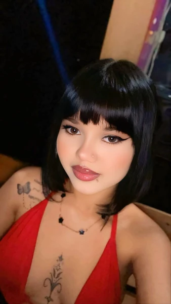 Uma novinha dos cabelos pretos olhos mel corpos de angel peitos grandes e duros bocas carnudas 