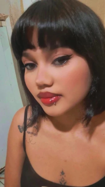 Uma novinha dos cabelos pretos olhos mel corpos de angel peitos grandes e duros bocas carnudas 