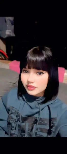 Uma novinha dos cabelos pretos olhos mel corpos de angel peitos grandes e duros bocas carnudas 