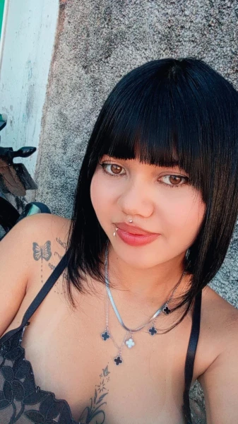 Uma novinha dos cabelos pretos olhos mel corpos de angel peitos grandes e duros bocas carnudas 