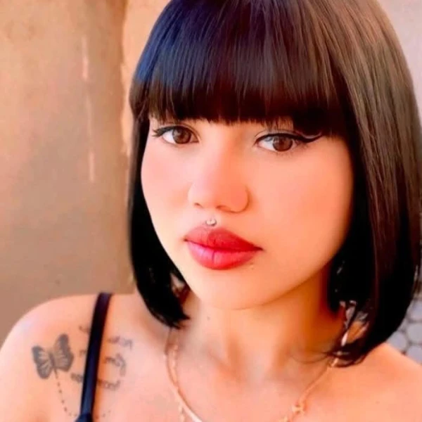 Uma novinha dos cabelos pretos olhos mel corpos de angel peitos grandes e duros bocas carnudas 