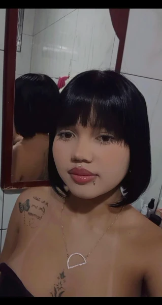 Uma novinha dos cabelos pretos olhos mel corpos de angel peitos grandes e duros bocas carnudas 
