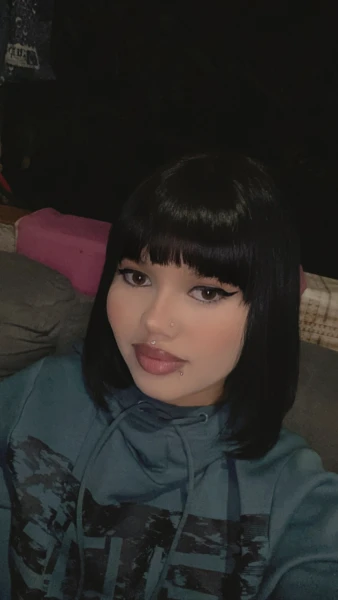 Uma novinha dos cabelos pretos olhos mel corpos de angel peitos grandes e duros bocas carnudas 