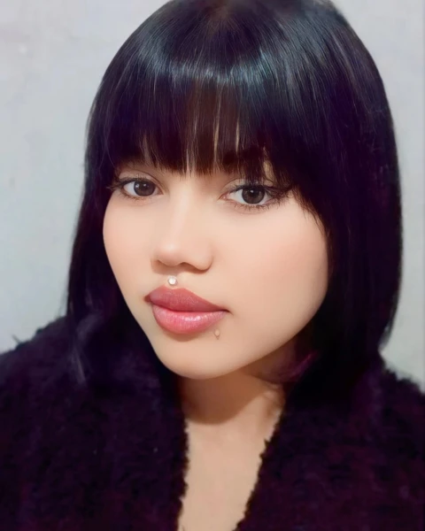 Uma novinha dos cabelos pretos olhos mel corpos de angel peitos grandes e duros bocas carnudas 