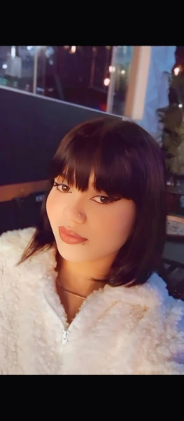 Uma novinha dos cabelos pretos olhos mel corpos de angel peitos grandes e duros bocas carnudas 