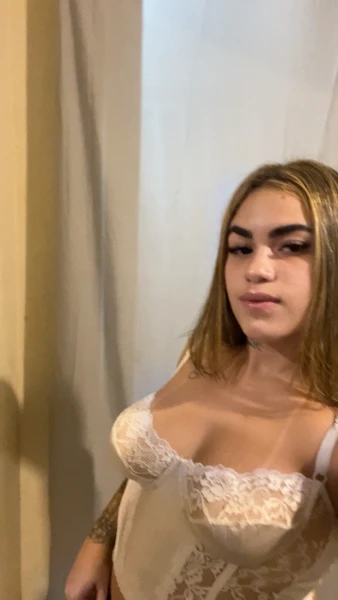 Loirinha tatuada 
