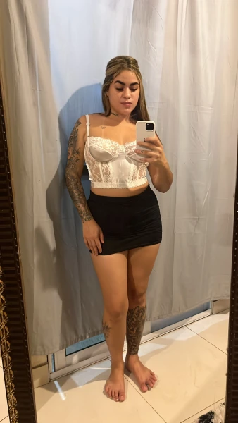 Loirinha tatuada 