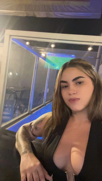 Loirinha tatuada 