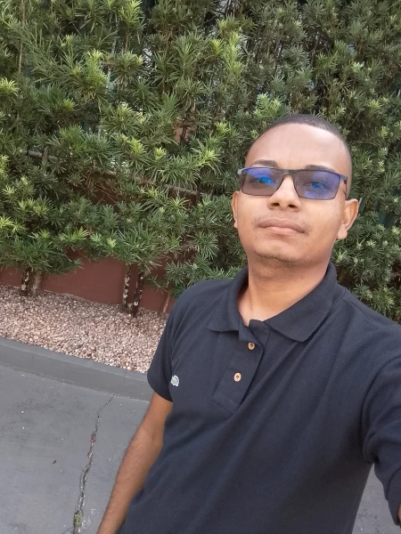 Acompanhante entre outros