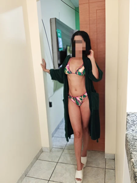 Magrinha pequenina bronzeada 