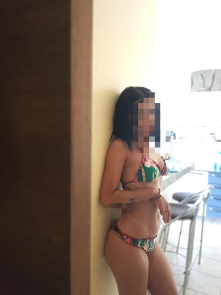 Magrinha pequenina bronzeada 