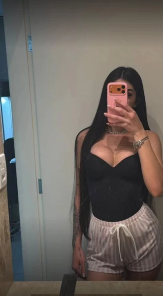 Uma morena sapeca pra vocês 😋😋