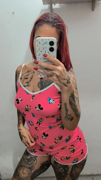Ruivinha tatuada