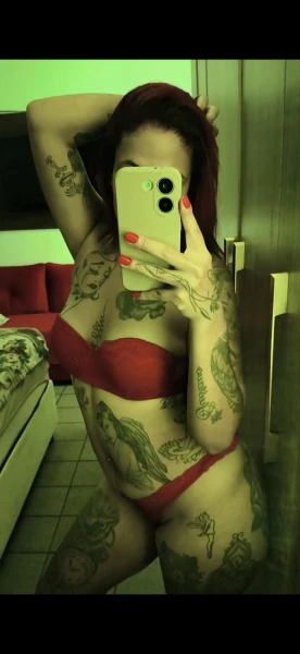 Ruivinha tatuada