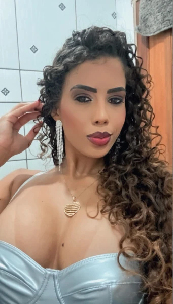 Moreninha safadinha disponível