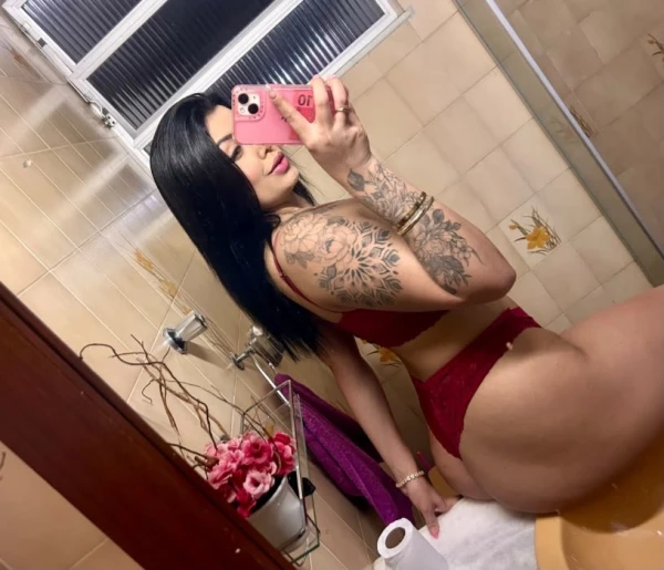 morena tatuada rabuda