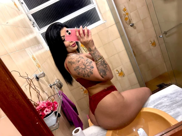 morena tatuada rabuda