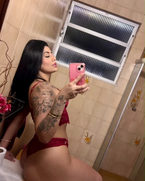 morena tatuada rabuda