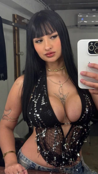 Ninfetinha safada que adora dar o cu estilo namoradinha 