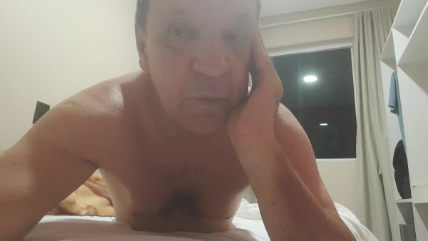Deixo gozar na minha boca depois de masturbar vc com ela 