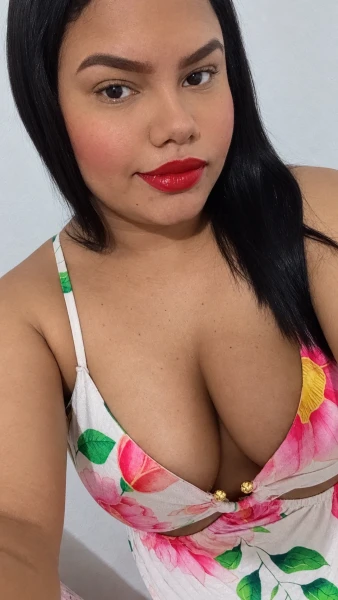 Morena peituda com boca grande e carnuda 