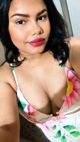 Morena peituda com boca grande e carnuda 