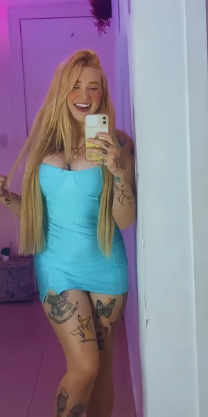Loira branquinho tatuada 
