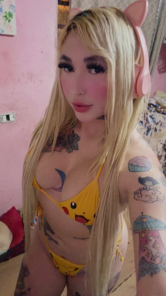 Loira branquinho tatuada 