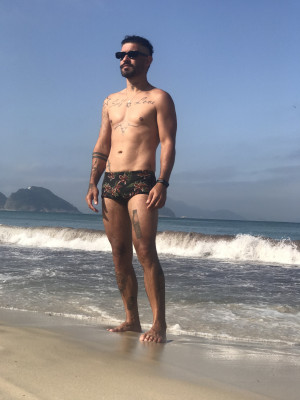 Rapaz tatuado olhos verdes e malhado