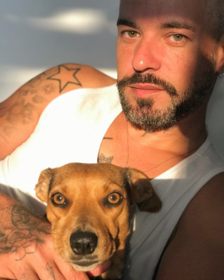 Rapaz tatuado olhos verdes e malhado