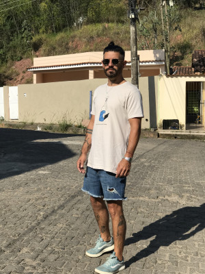Rapaz tatuado olhos verdes e malhado